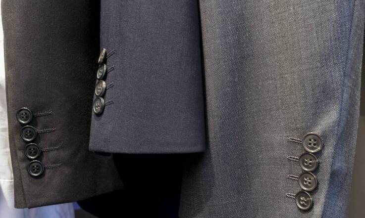 Suknie na miarę: Dlaczego warto zdecydować się na indywidualny projekt?