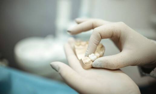 Protetyka stomatologiczna – jak odbudować uzębienie z pomocą specjalisty?
