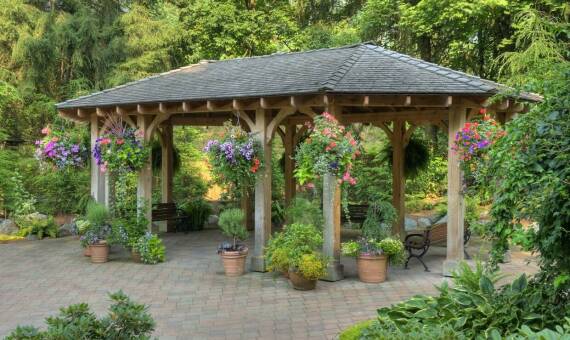 Altanka z bali jako idealne miejsce do relaksu w ogrodzie