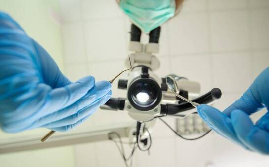 Jak dentysta wykorzystuje mikroskop stomatologiczny do precyzyjnych zabiegów endodontycznych?