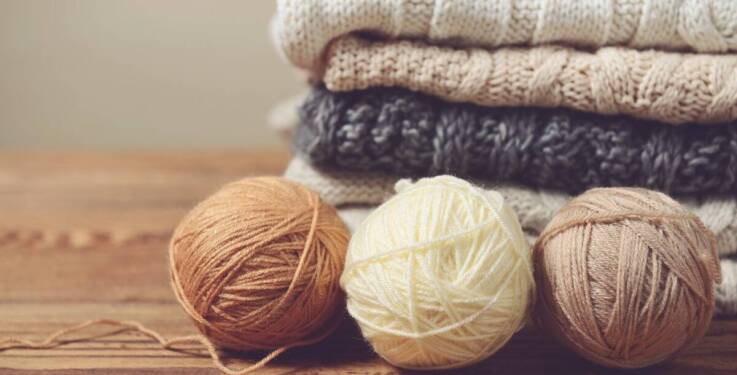 Ciuchy damskie na jesień: jakie modele wybrać na chłodniejsze dni?