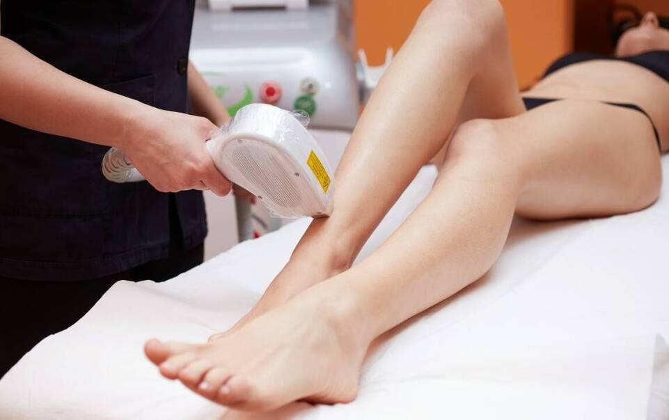 Poradnik klienta: na co zwrócić uwagę przy wyborze zabiegu depilacji laserowej?