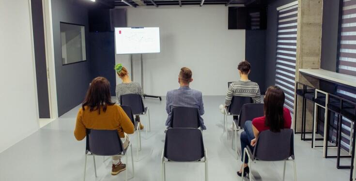 Jak nauka języka hiszpańskiego online może pomóc w rozwijaniu umiejętności prezentacyjnych?