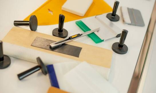 Komorowe panele z poliwęglanu mlecznego – wszechstronne zastosowanie w budownictwie