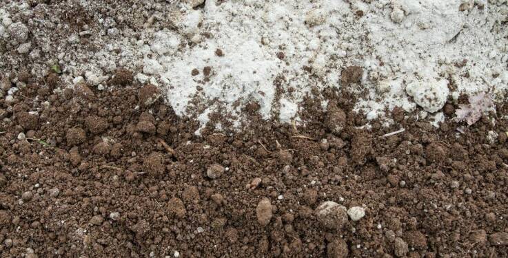 Jakie korzyści płyną z zastosowania soli drogowej 25 kg w mniejszych projektach?