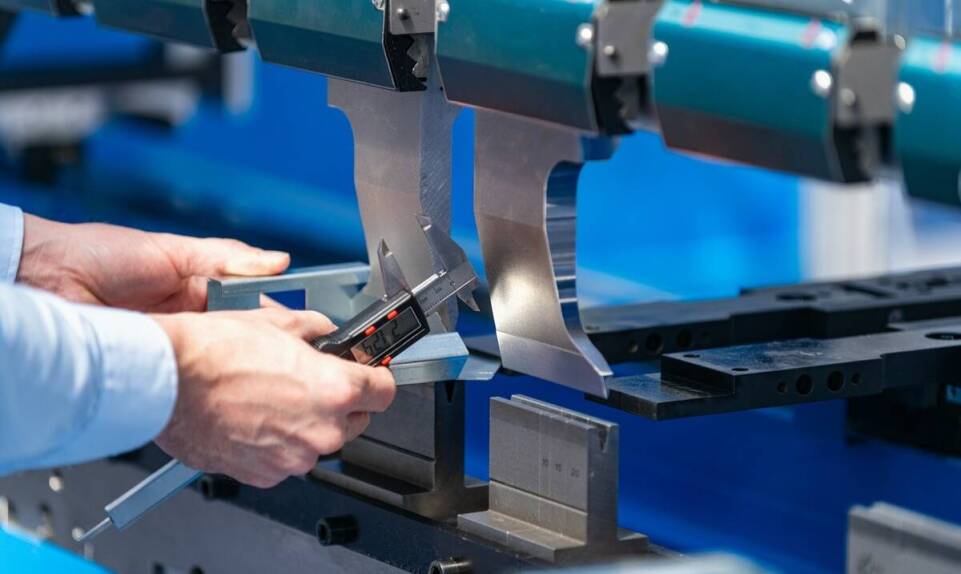Technologiczne aspekty gięcia blach CNC w obróbce metali