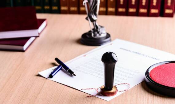 Jak przebiega proces tłumaczenia przysięgłego dokumentów auta?