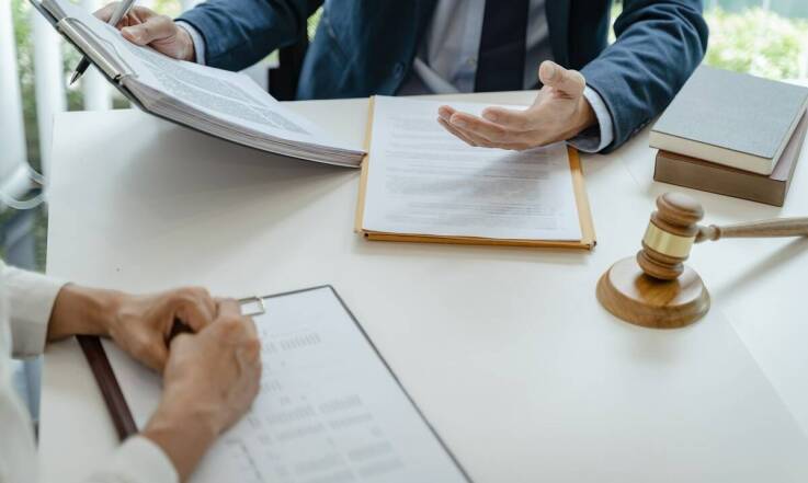 Pomoc prawna dla klientów indywidualnych – co oferują adwokaci z Płocka?