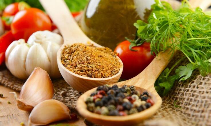 Porównanie klasycznego i pikantnego ketchupu w kuchni