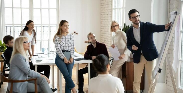 Jak nauka języka angielskiego wspiera rozwój komunikacyjny?