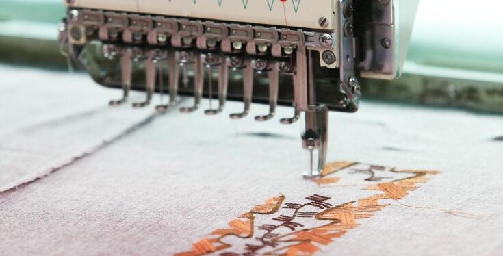 Jak dobrać haft na opaskach kosmetycznych do identyfikacji wizualnej?