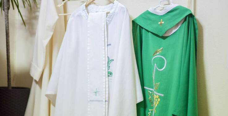 Różnorodność fasonów alby lektorskiej: jak wybrać odpowiedni dla siebie?