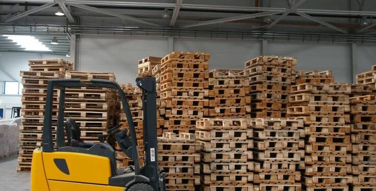 Zalety współpracy z profesjonalnym dostawcą palet drewnianych