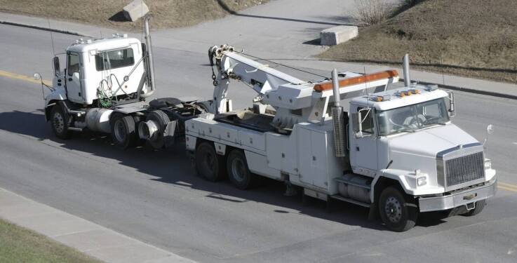 Jakie wyzwania stoją przed pomocą drogową podczas holowania ciężarówek?