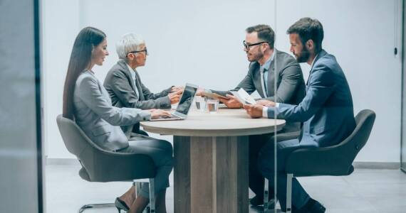 Jakie czynniki wpływają na wybór hurtowni artykułów gospodarstwa domowego przez detalistów?