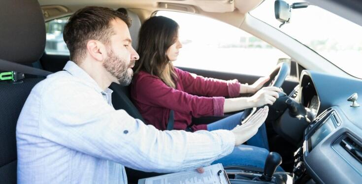 Kurs prawa jazdy: jak dodatkowe godziny jazd doszkalających wpływają na pewność siebie?