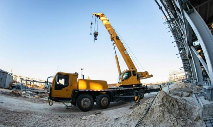 Korzyści z wynajmu mini żurawi w pracach wewnętrznych i zewnętrznych