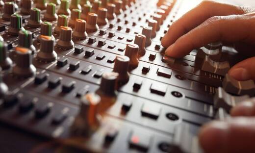 Dlaczego warto wybrać studio nagrań z doświadczeniem w produkcji reklam radiowych?