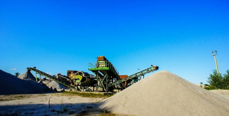 Dlaczego warto skorzystać z transportu żwiru płukanego przy pomocy pojazdów HDS?