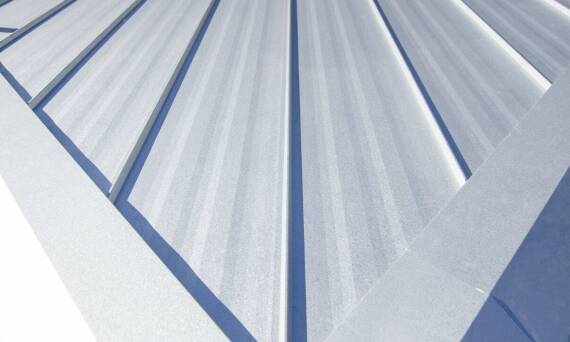 Jak blachodachówki wpływają na izolację akustyczną budynków przemysłowych?