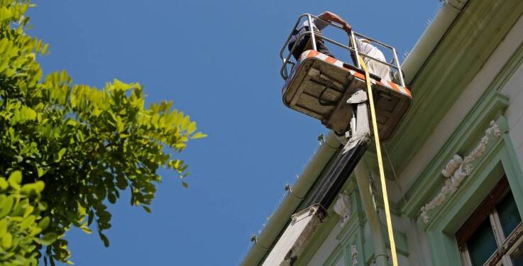 Wynajem podnośnika koszowego z operatorem – kiedy to się opłaca?