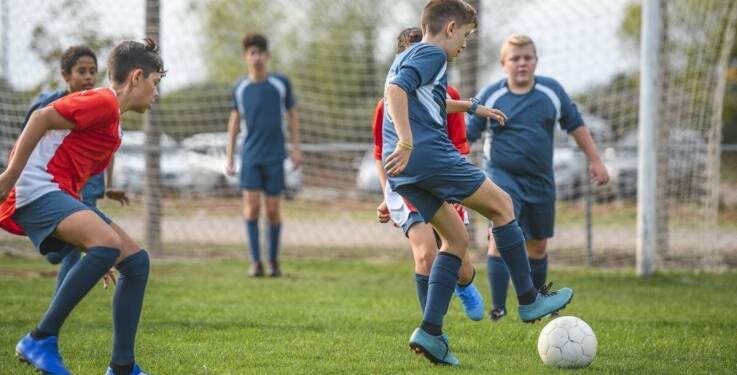 Jakie techniki taktyczne są rozwijane podczas elitarnych obozów piłkarskich?