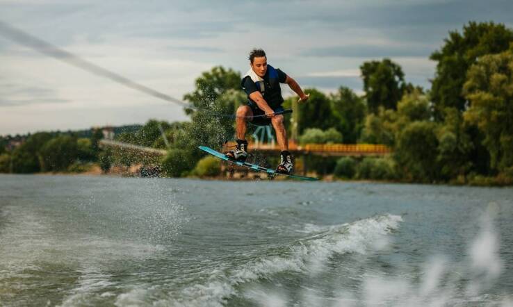 Jakie są najczęstsze pytania dotyczące wyboru deski wakeboardowej dla początkujących?