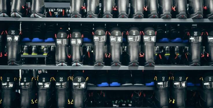 Jakie są zalety i wady różnych systemów wiązań w deskach wakeboardowych?