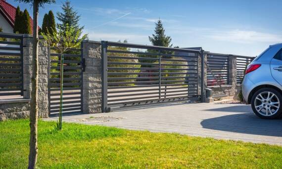 Wybór systemu automatyki bramowej – co warto wziąć pod uwagę?