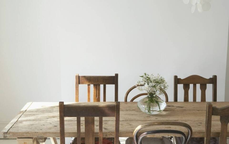 Okrągły stół rozkładany w stylu minimalistycznym: jak wprowadzić nowoczesność do jadalni?