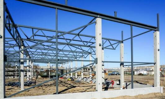 Wpływ konstrukcji modułowej na czas realizacji projektów hal magazynowych