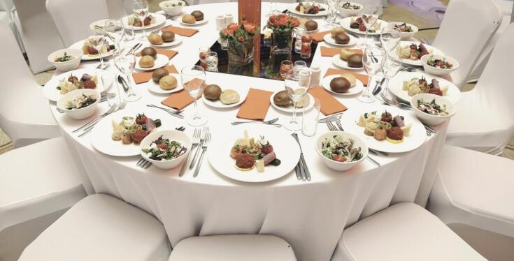 Kompleksowa obsługa cateringowa na imprezach firmowych: co oferujemy?