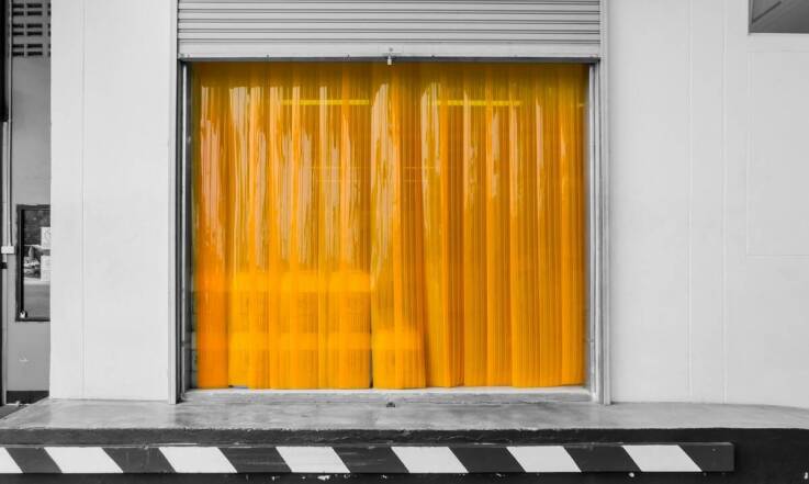 Jakie czynniki wpływają na wybór plandeki firanki w transporcie międzynarodowym?