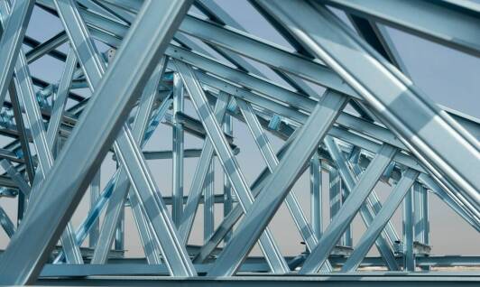 Jak blachy stalowe przyczyniają się do bezpieczeństwa konstrukcji budowlanych?