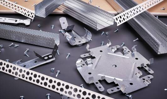 Zastosowanie wyrobów tłoczonych w produkcji sprzętu sportowego – przykłady