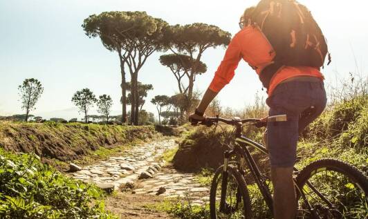 Jak bezpiecznie korzystać z roweru elektrycznego w okolicach Dynowa?
