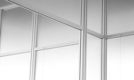 Praktyczne zastosowania systemów ścian mobilnych w różnych typach budynków