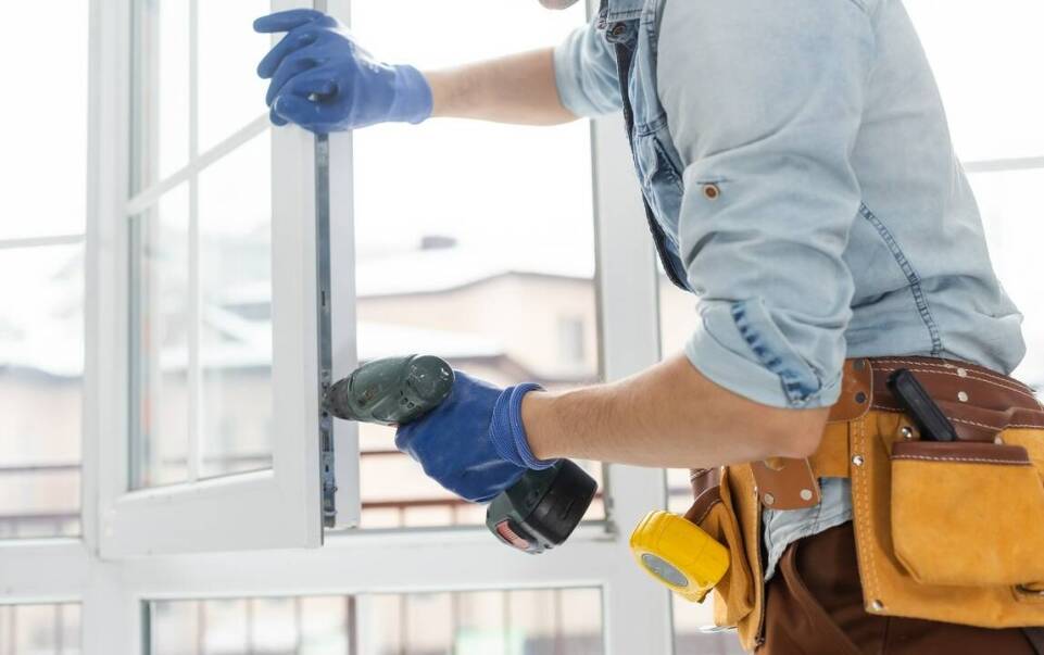 Montaż żaluzji w oknach o nietypowych kształtach – jak to robimy?