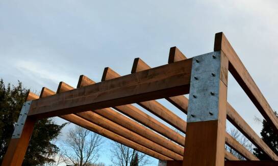 Jak kantówki dębowe wpływają na trwałość konstrukcji drewnianych?