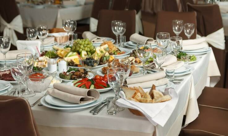 Catering a sukces eventu firmowego – jakie są kluczowe czynniki?