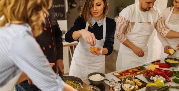 Profesjonalizm w serwisie: Zdobądź doświadczenie na kursie kelnerskim w Katowicach