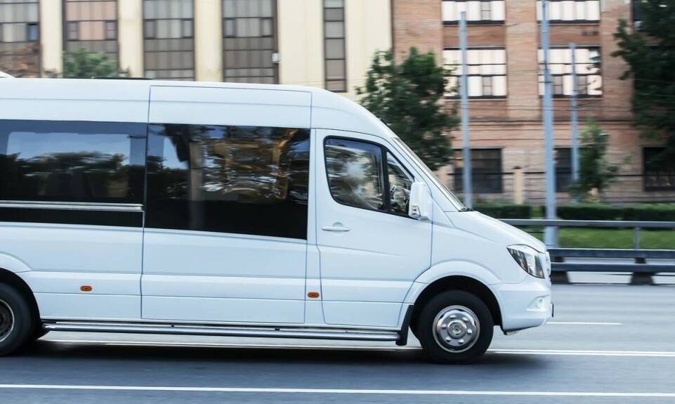 Wynajem busa do przewozu sprzętu sportowego – elastyczne opcje dla grup