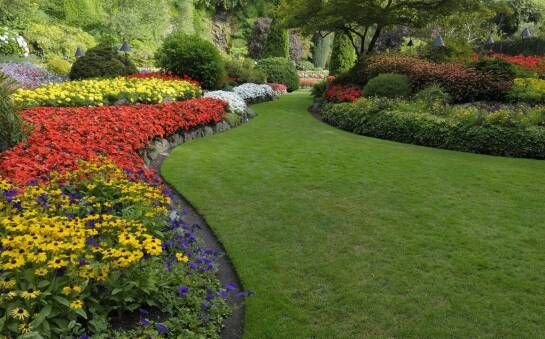 Montaż markiz w ogrodzie: jak optymalnie rozmieścić osłony przeciwsłoneczne?