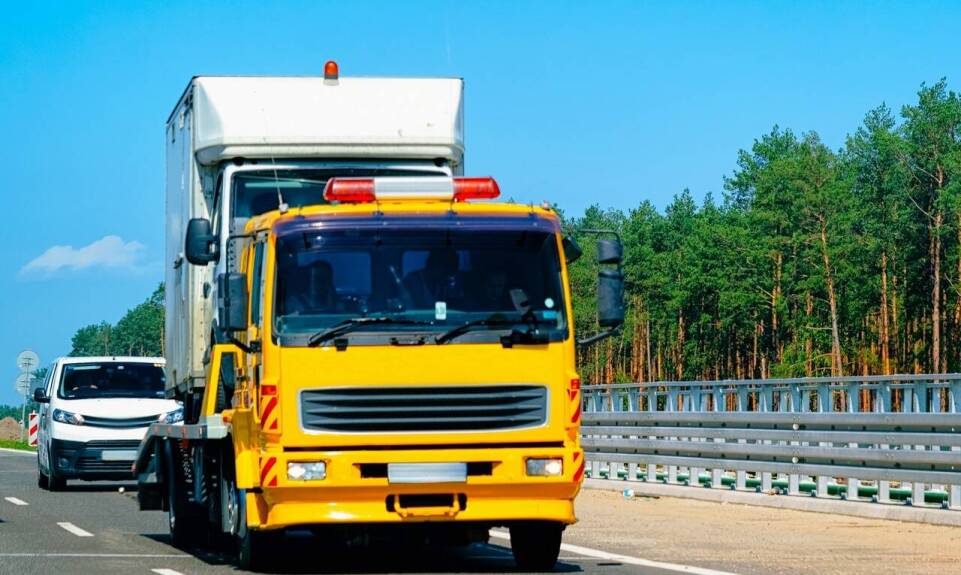 Przewóz towarów niebezpiecznych: kluczowe elementy kursu ADR dla kierowców