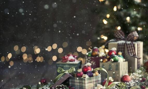 Jak światło może wzbogacić stroiki na okno bożonarodzeniowe?