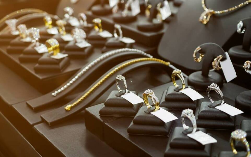 Jak hurtownie biżuterii ceramika i stal przyczyniają się do współczesnych trendów?