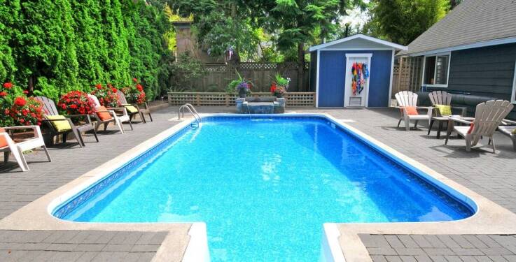 Bezpieczne korzystanie z drabinek i poręczy przy basenie