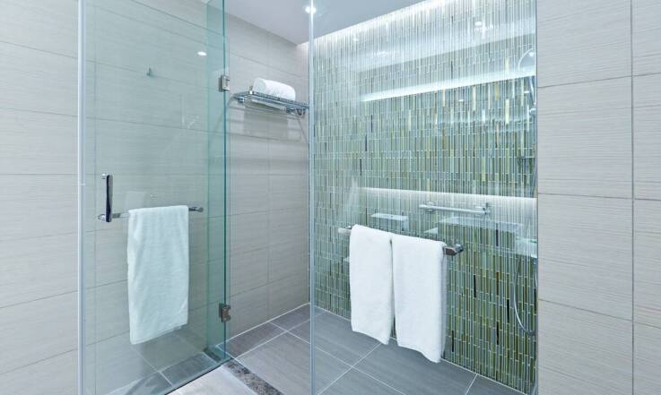 Zalety półek i wieszaków ze stali nierdzewnej w kabinach prysznicowych