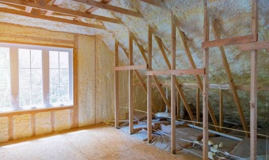 Rola izolacji natryskowej w zabezpieczeniu poddasza przed stratami ciepła