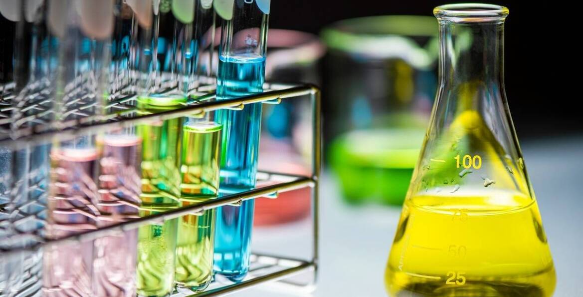 Jak producent płynu do spryskiwaczy zapewnia bezpieczeństwo lakieru i plastików?